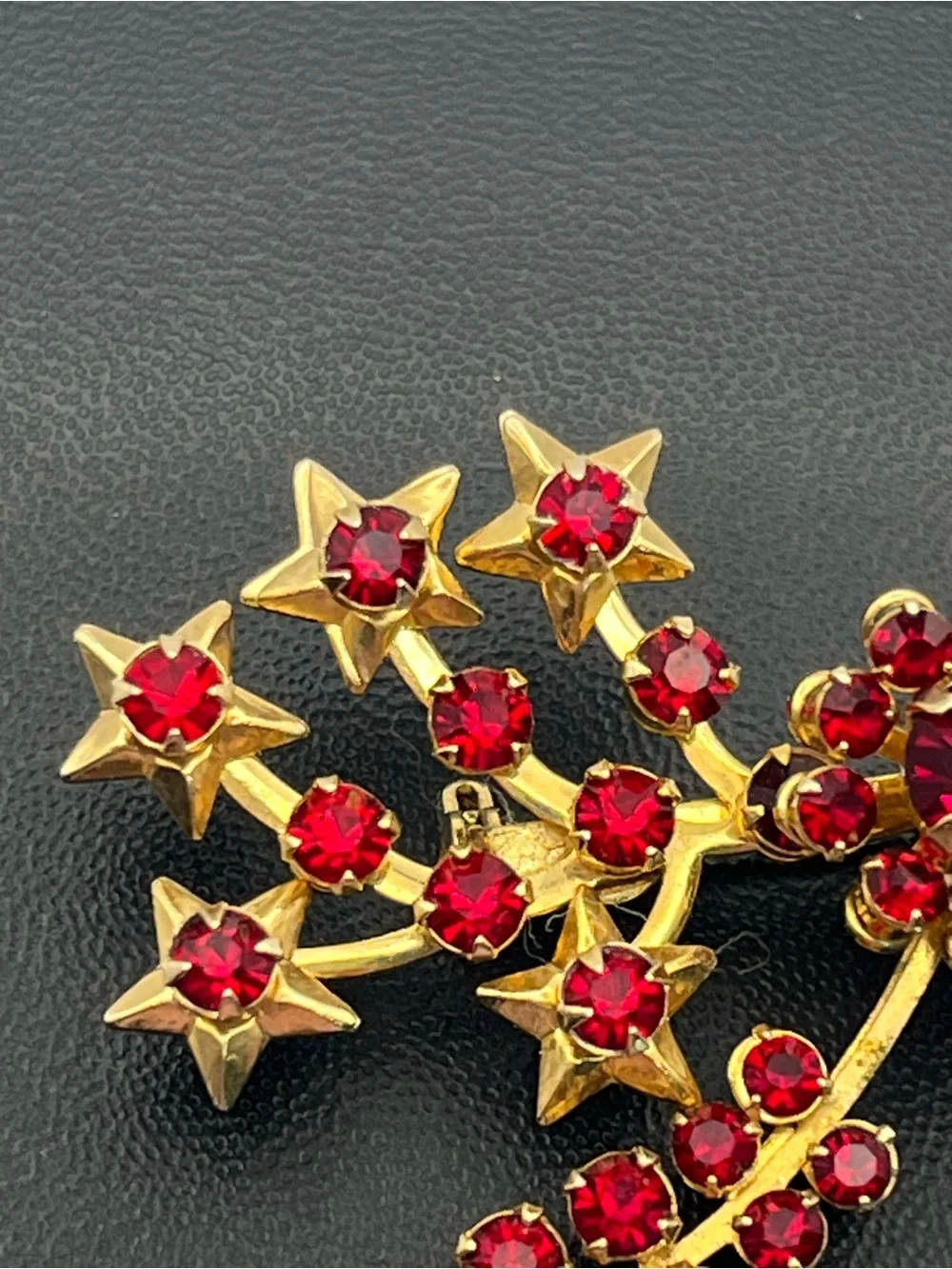 Red rhinestone star flower gold tone vintage brooch pin